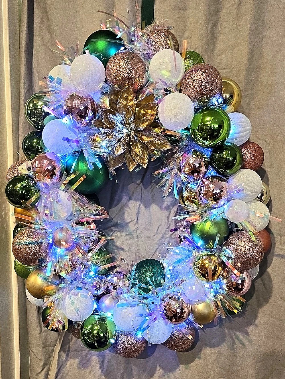 Lighted Holiday Ornament Wreath in Green & Pink Like New